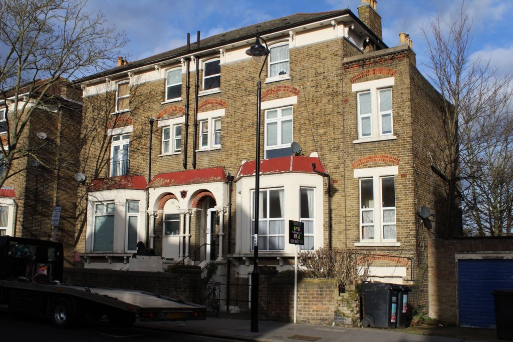 Studio to rent in Oliver Grove, South Norwood SE25, £900 pcm Zoopla