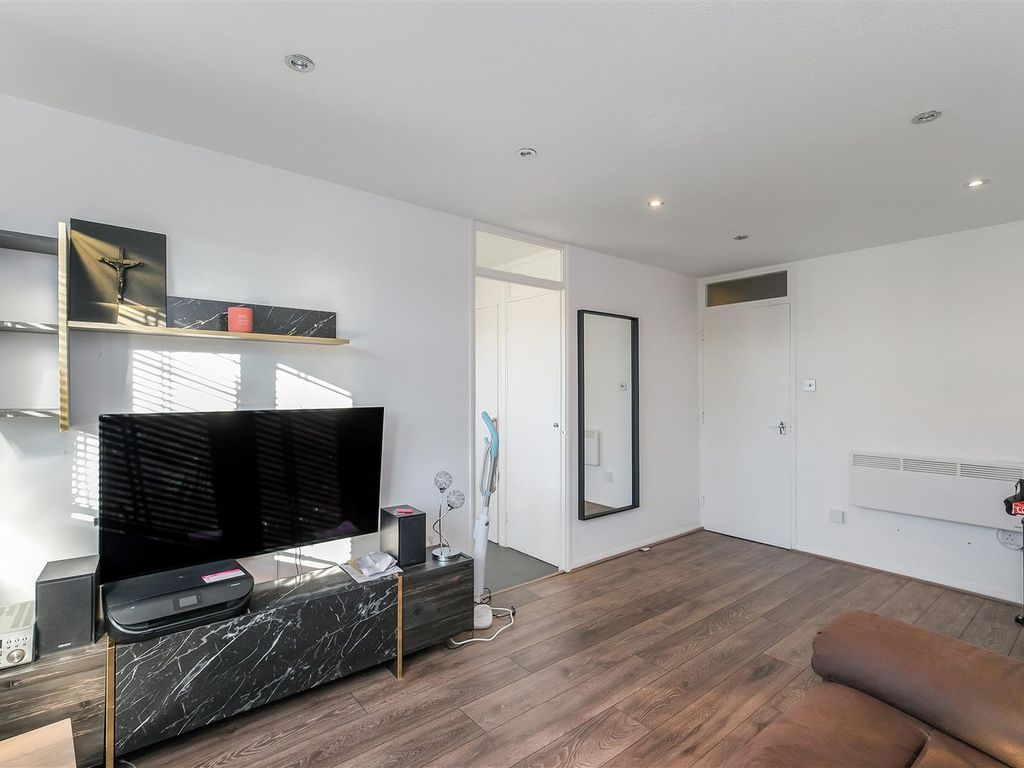 1 bed flat for sale in Droveway, Loughton IG10 Zoopla