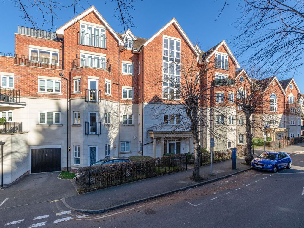 2 bed flat for sale in Rosemount Avenue, West Byfleet KT14, £325,000