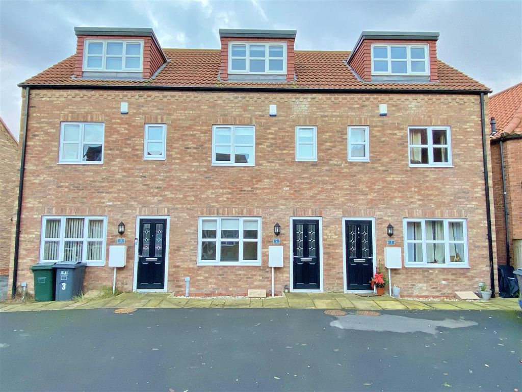 3 bed terraced house to rent in Millgate Court, Selby YO8, £825 pcm
