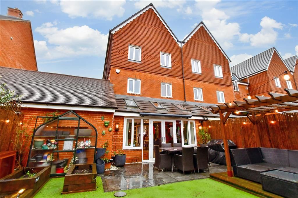 4 bed end terrace house for sale in Pelling Way, Broadbridge Heath