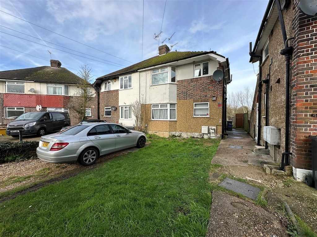 2 bed to rent in Elmcroft Close, Feltham TW14, £1,400 pcm