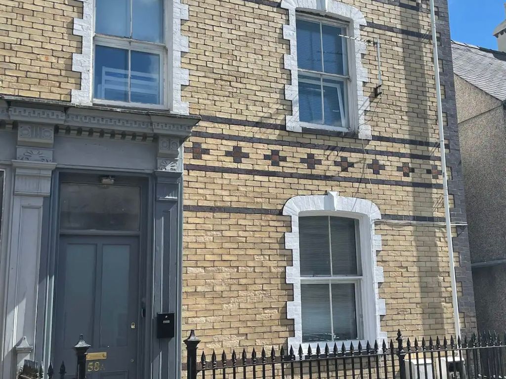 3 bed end terrace house to rent in Bangor Street, Y Felinheli LL56, £