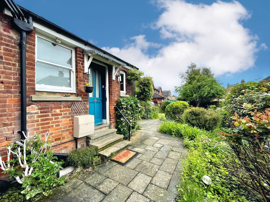 1 bed flat to rent in Nutfield Road, Merstham, Redhill RH1, £1,395 pcm