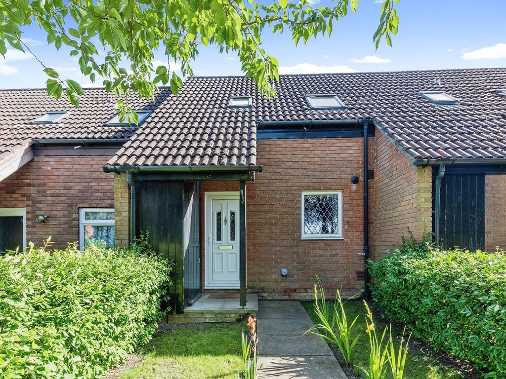 2 bed terraced house for sale in Kimbolton Crescent, Stevenage SG2, £