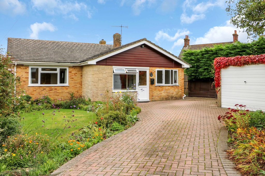 4 bed detached bungalow for sale in Mitchells Close, Woodfalls