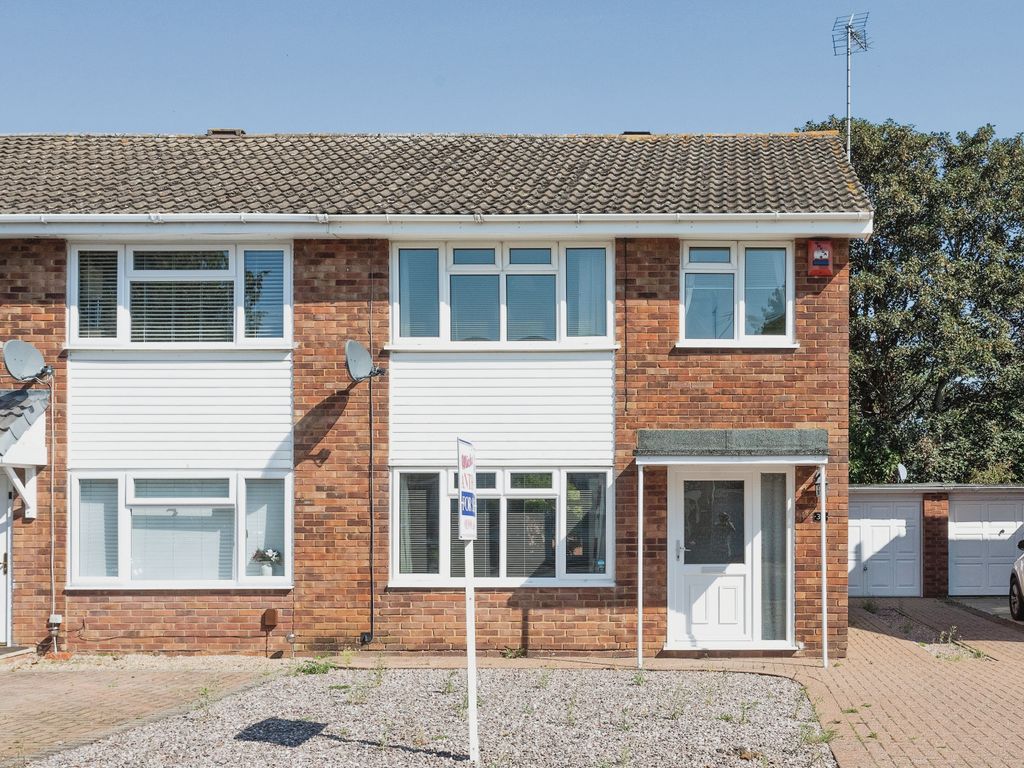 3 bed semidetached house for sale in Walton Heath, Bletchley, Milton