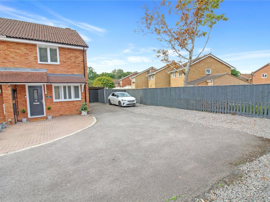 3 bed semidetached house for sale in Marigold Close, Swindon
