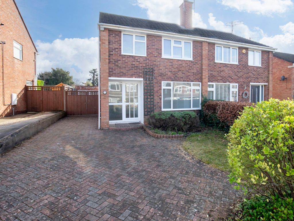 3 bed semidetached house to rent in Nettleton Road, Cheltenham GL51, £