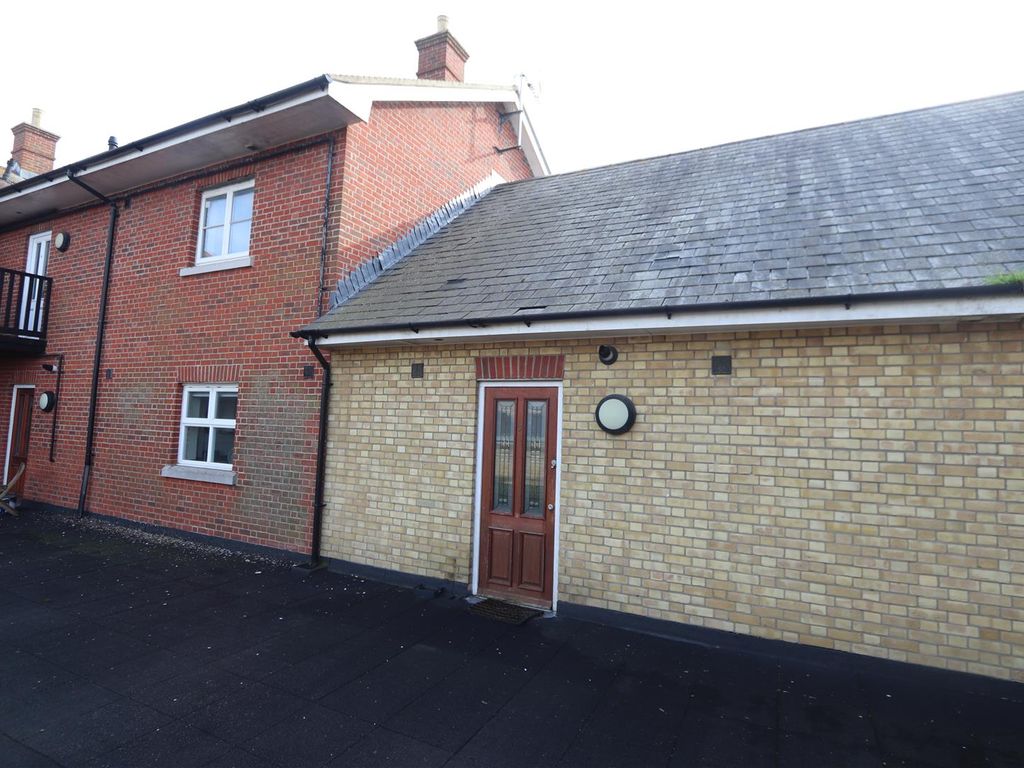 2 bed flat to rent in West Street, Rochford SS4, £1,195 pcm Zoopla