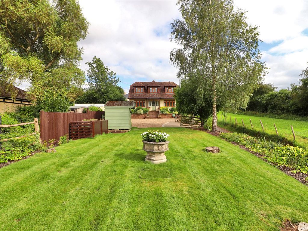 3 bed detached house for sale in Valley Road, Fawkham, Longfield, Kent