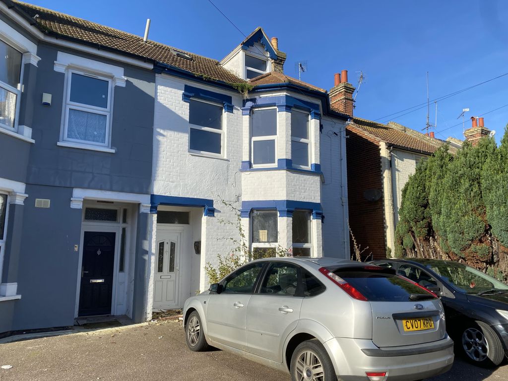 5 bed property for sale in 9 Hayes Road, ClactonOnSea, Essex CO15, £