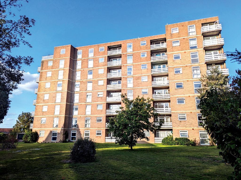 10 bed flat for sale in Beddington Gardens, Wallington SM6, £75,000