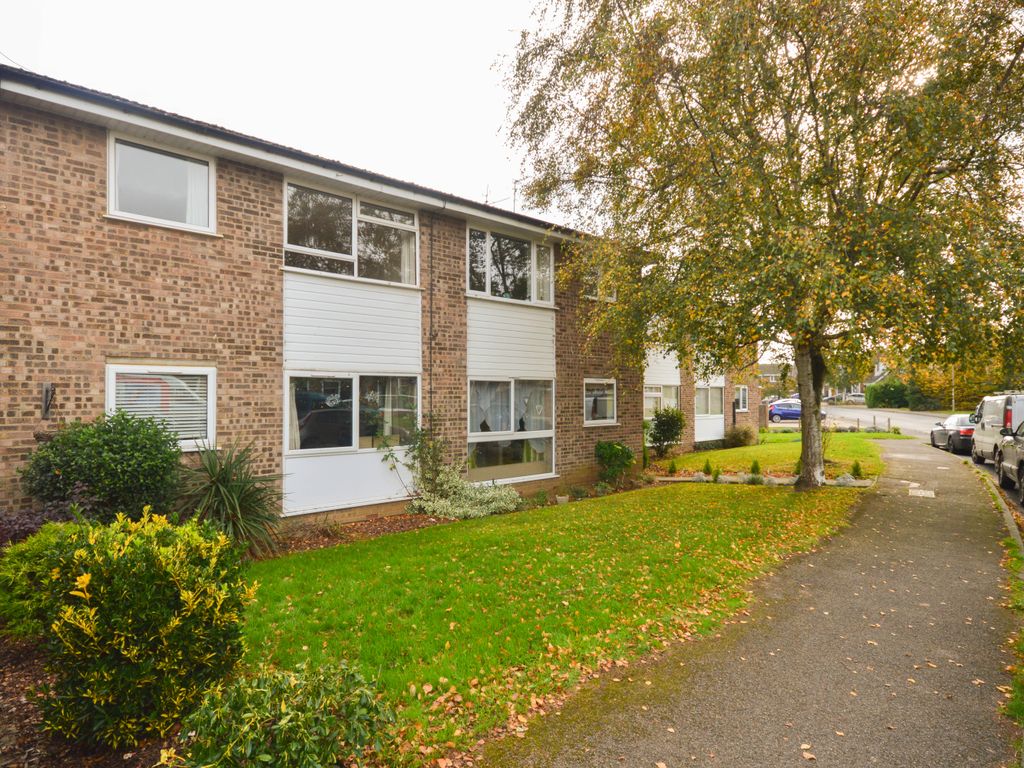 2 bed flat to rent in Cromwell Avenue, Lea Park, Thame, Oxfordshire OX9