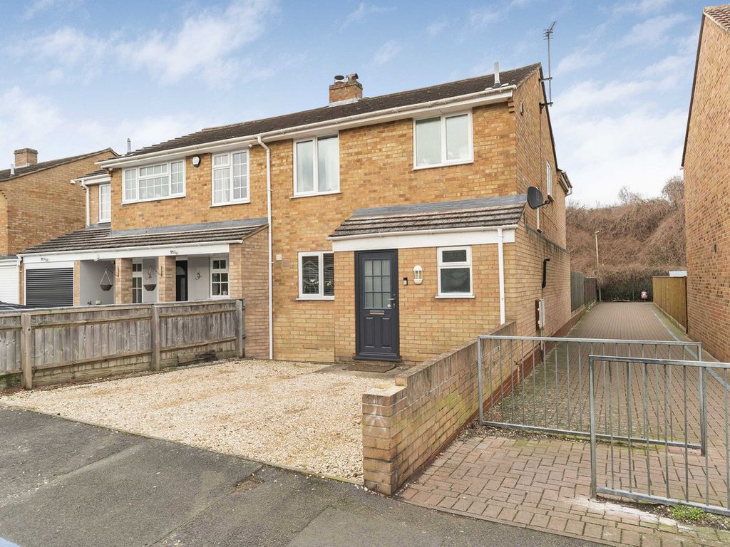 4 bed semidetached house for sale in Barry Avenue, Bicester OX26, £