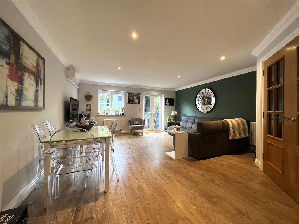 4 bed property for sale in Hampton Close, Borehamwood WD6, £699,950