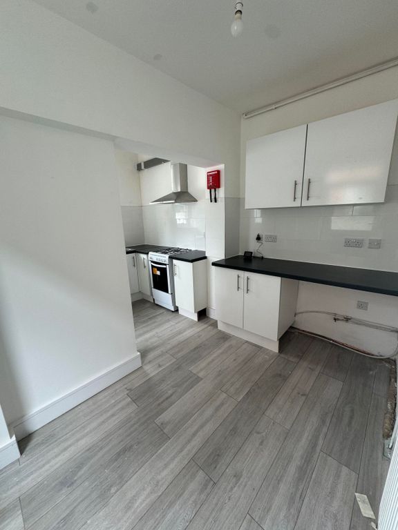 2 bed flat to rent in Crawley Road, Luton LU1, £1,300 pcm Zoopla