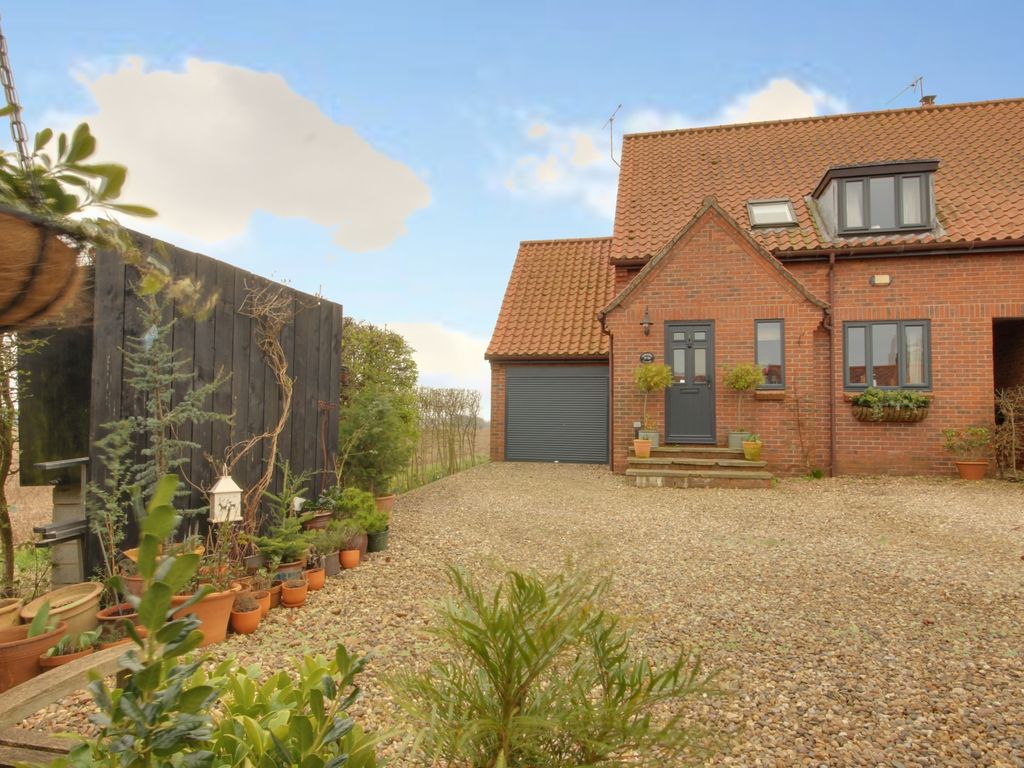 4 bed semidetached house for sale in 18 Queens Mead, Lund, Driffield