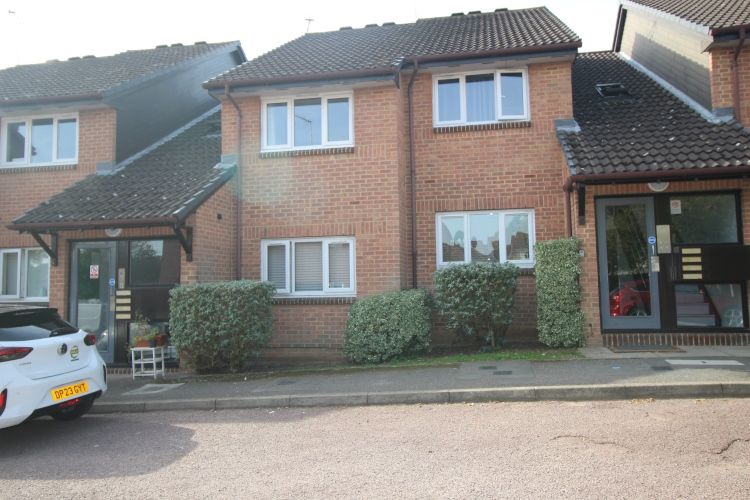 1 bed flat for sale in Hereward Green, Loughton IG10, £209,950 Zoopla