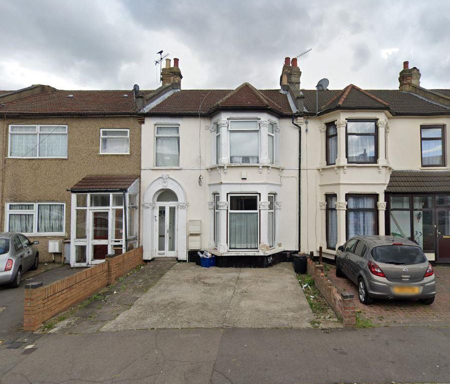 2 bed flat to rent in Pembroke Road, Seven Kings, Ilford IG3 Zoopla