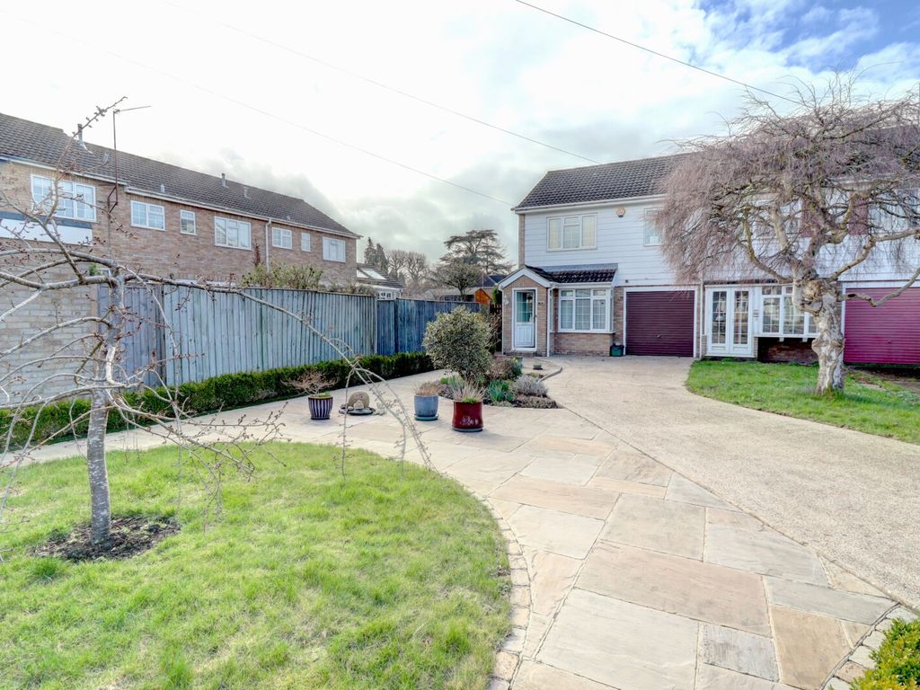 3 bed end terrace house for sale in Elmdale Gardens, Princes Risborough