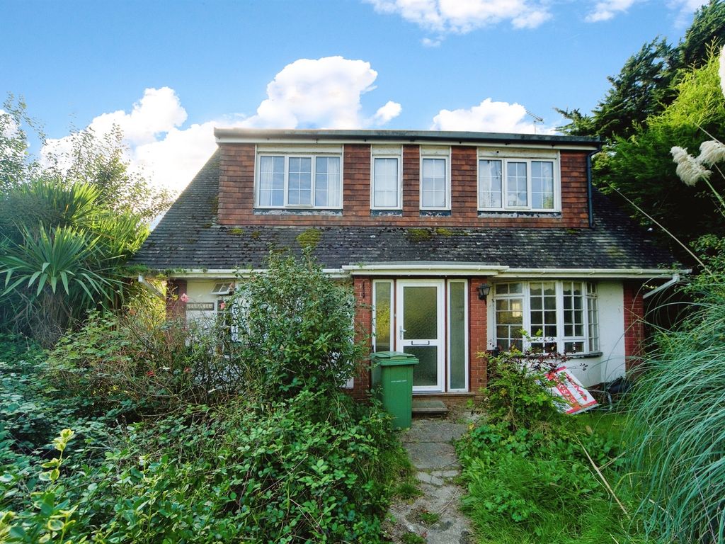 3 bed detached house for sale in Broadway, Fairlight, Hastings TN35, £