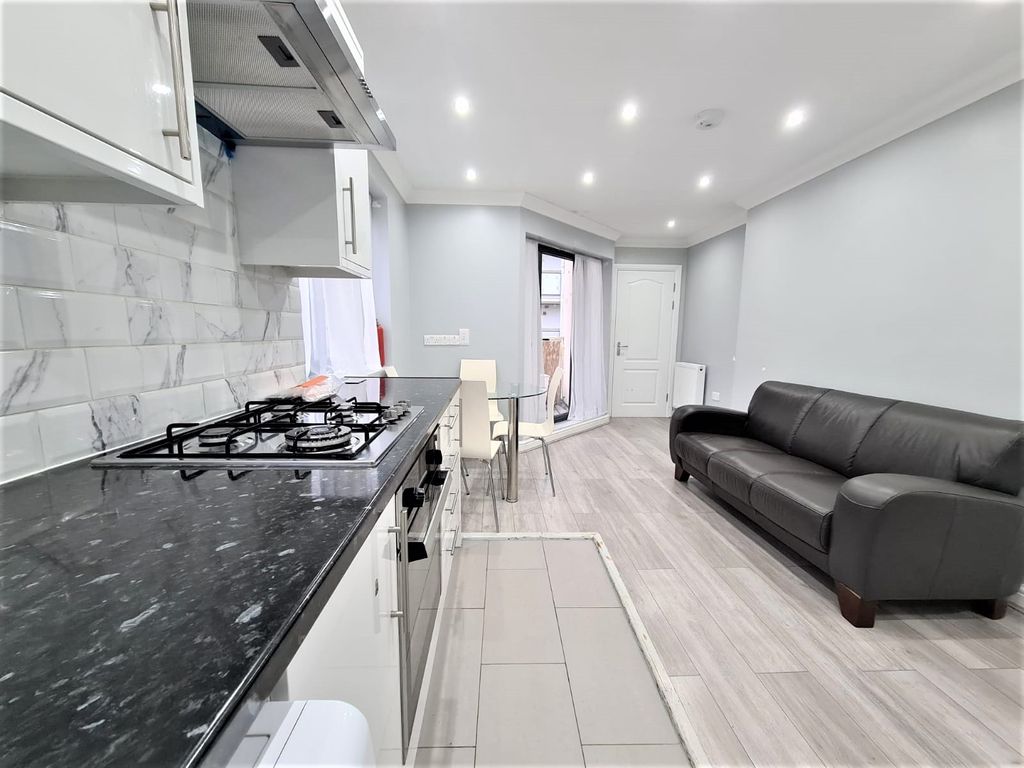 2 bed flat to rent in Claremont Close, North Woolwich, London E16