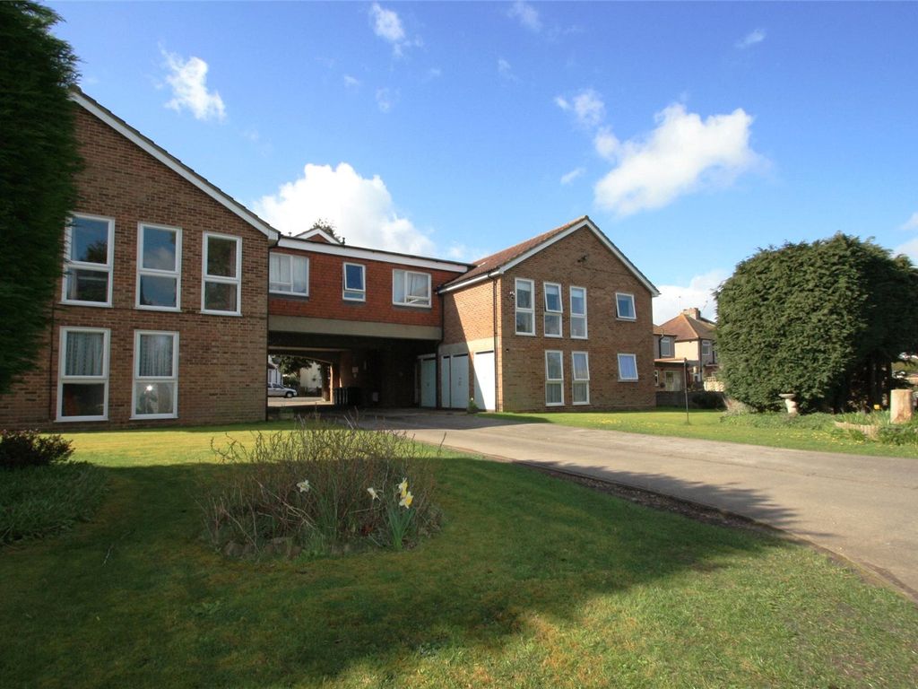 2 bed flat to rent in Paul Court, Hythe Park Road, Egham, Surrey TW20