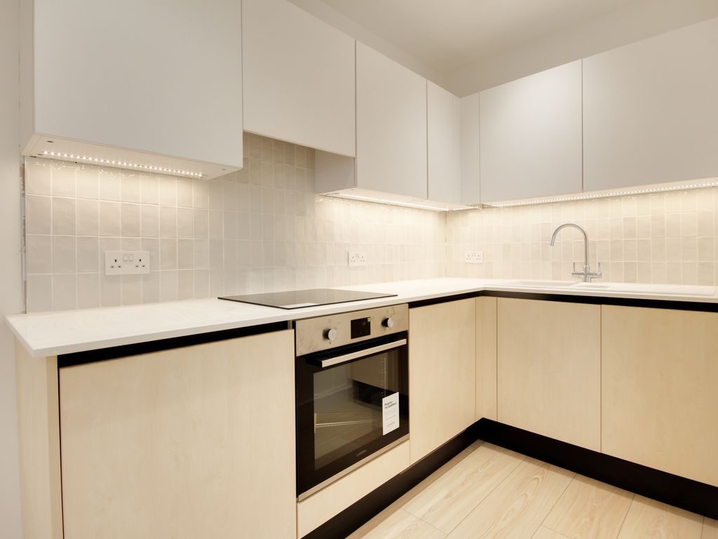 1 bed flat to rent in Toutley Road, Wokingham RG41, £1,075 pcm Zoopla