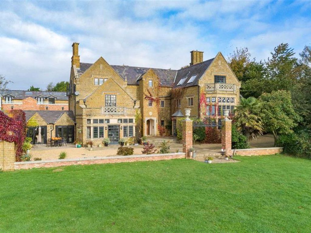 4 bed linkdetached house for sale in Northampton Road, Brixworth