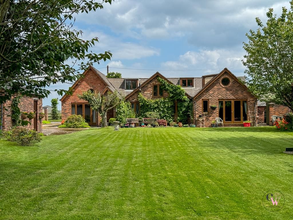 3 bed barn conversion for sale in Swanlow Lane, Darnhall, Winsford CW7