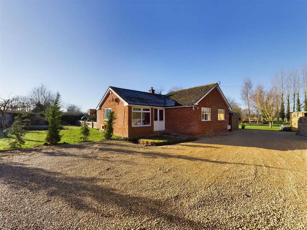 3 bed detached bungalow for sale in Sutton Road, Cross Keys, Hereford