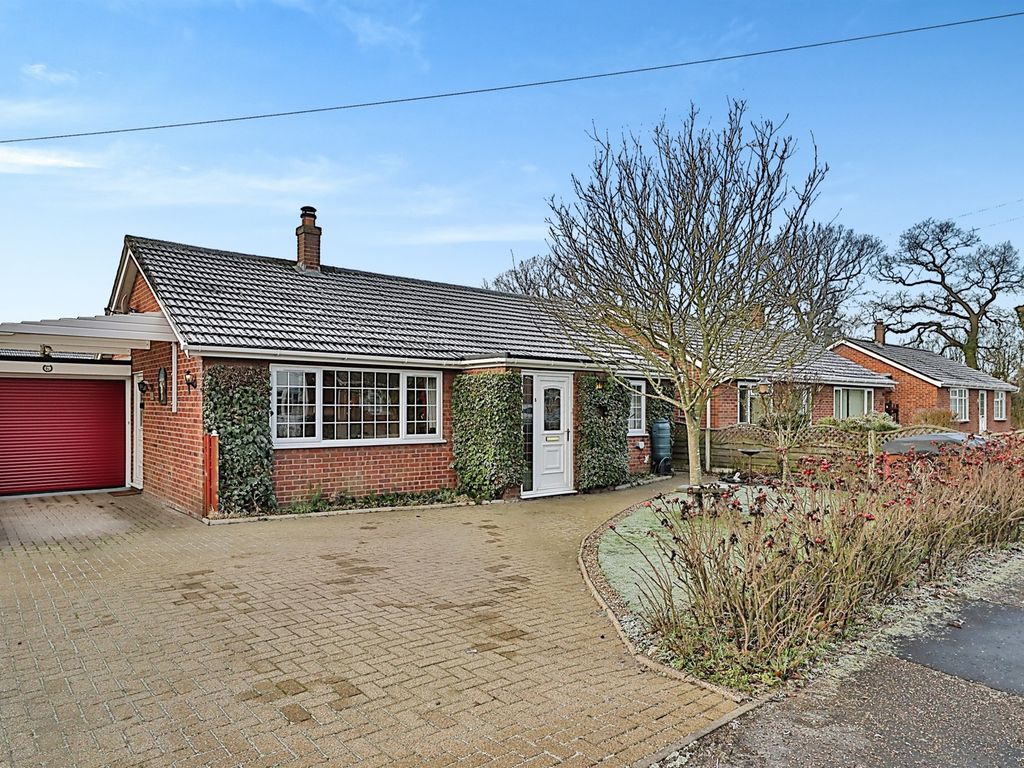3 bed detached bungalow for sale in Grove Close, Newton Flotman