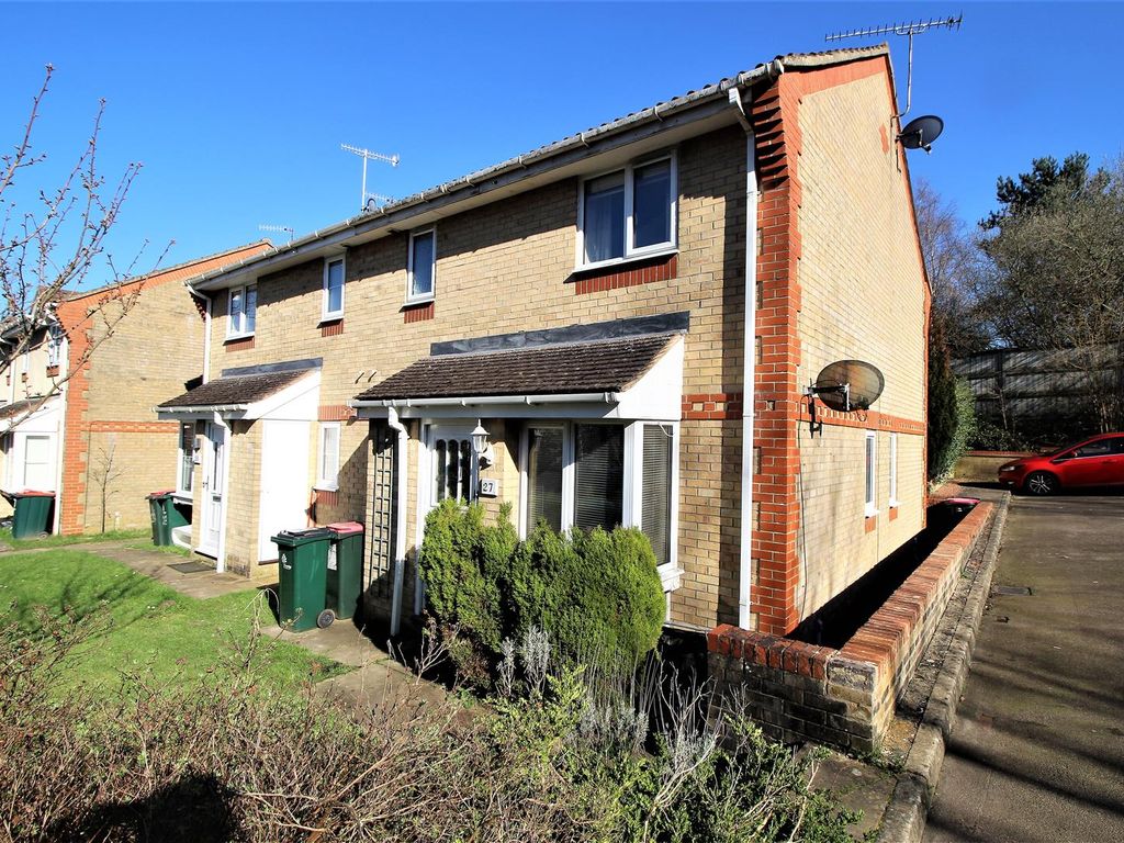 1 bed terraced house to rent in Lyon Close, Maidenbower, Crawley RH10