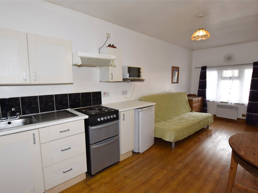 Studio to rent in Milton Avenue, Kingsbury, London NW9, £900 pcm Zoopla