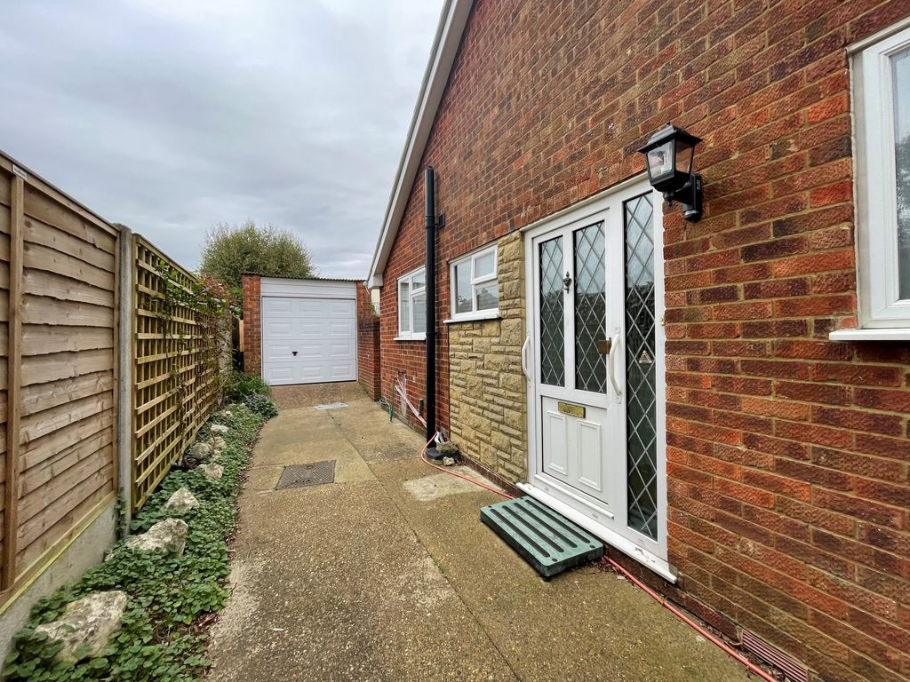 3 bed semidetached bungalow to rent in St. Michaels Close, Rough