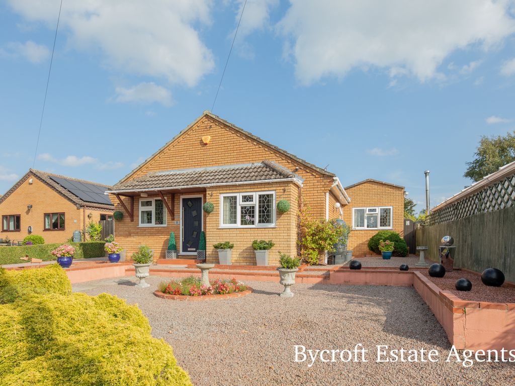 4 bed detached bungalow for sale in Dene Avenue, Ormesby, Great