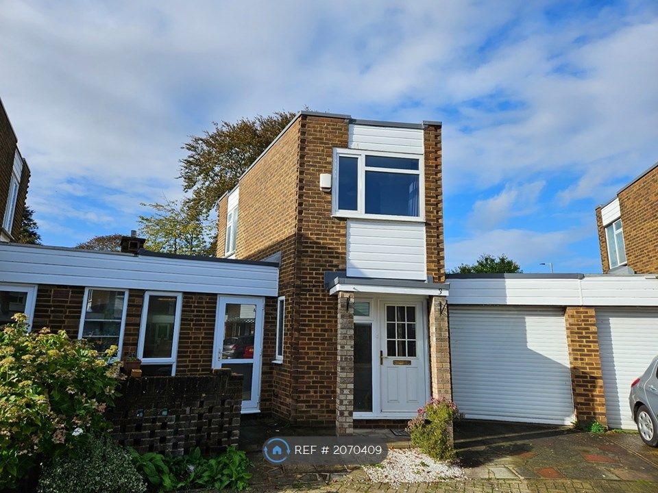 2 bed semidetached house to rent in Ashdown Close, Beckenham BR3, £