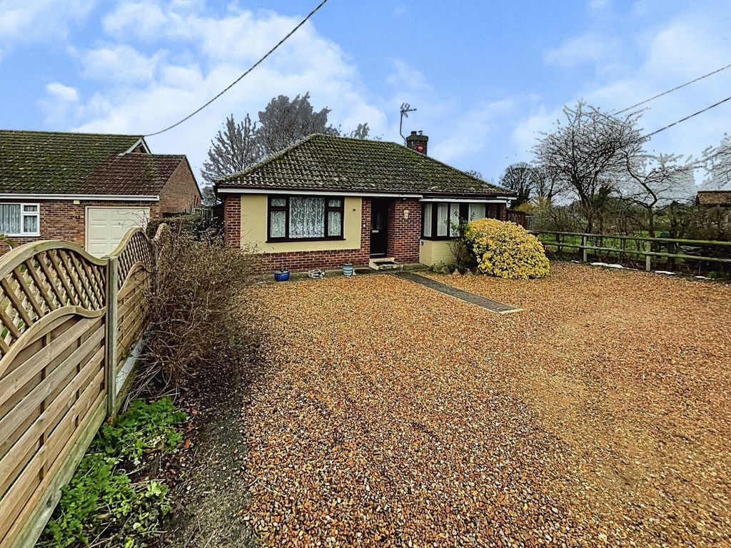 2 bed detached bungalow to rent in Hythe Road, Methwold, Thetford IP26