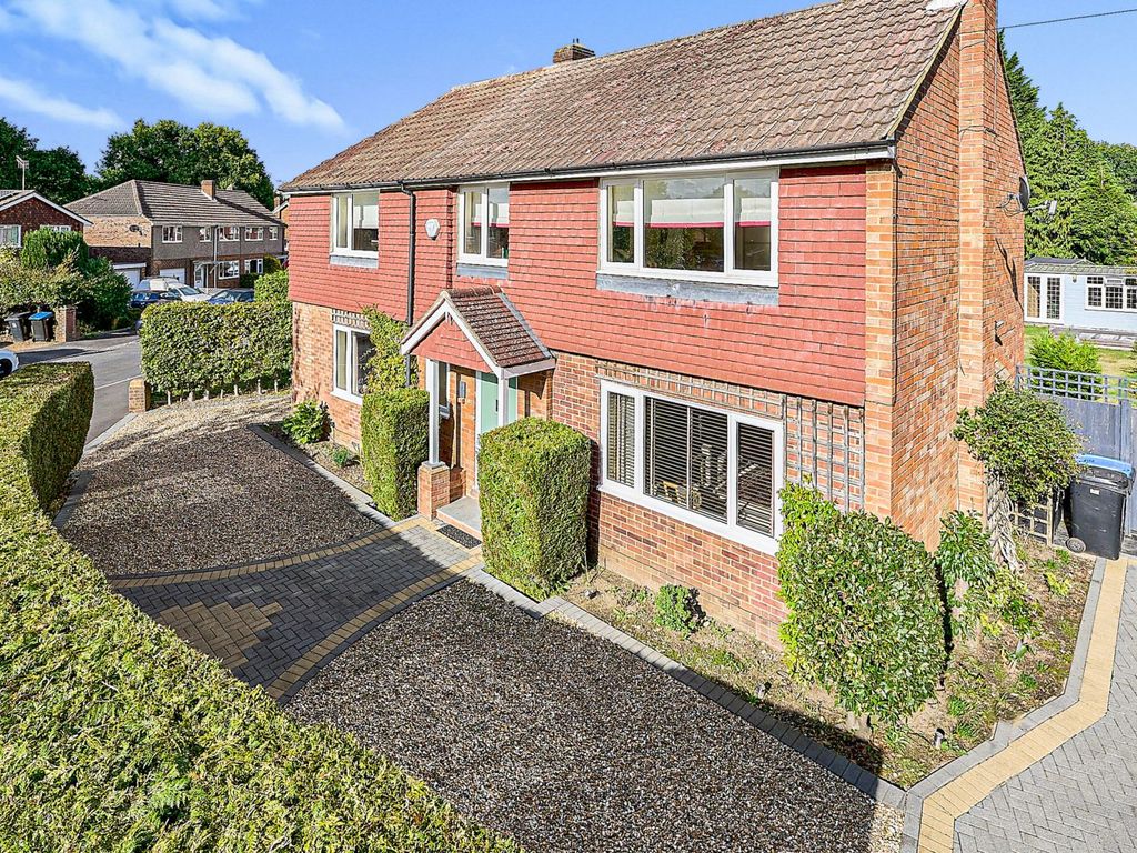 Briarwood Road, Woking GU21