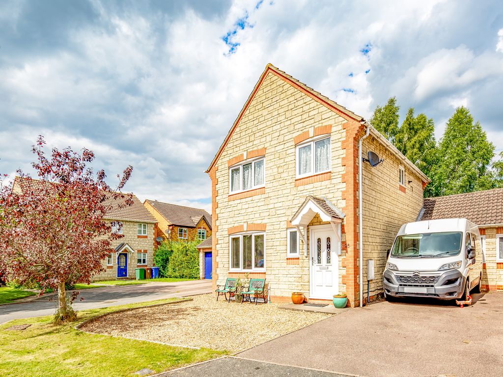 3 bed link detached house for sale in Robins Way, Bicester OX26, £