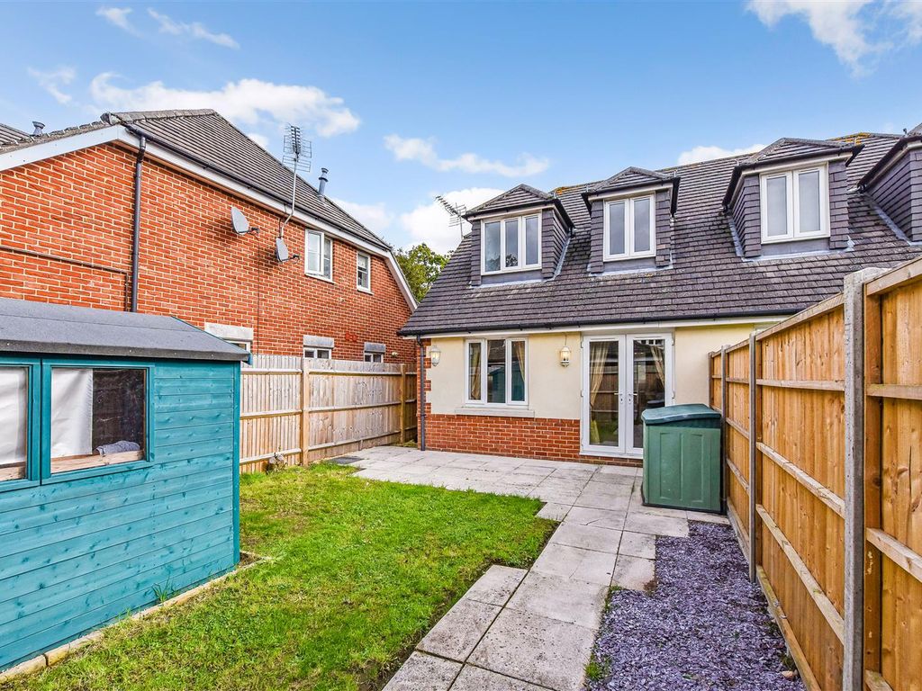 3 bed semidetached house for sale in Hamilton Close, Waterlooville PO8