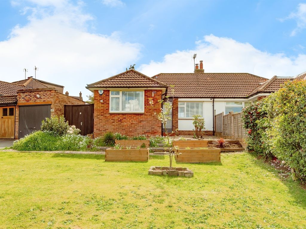 2 bed semidetached bungalow for sale in Tilgate Common, Bletchingley