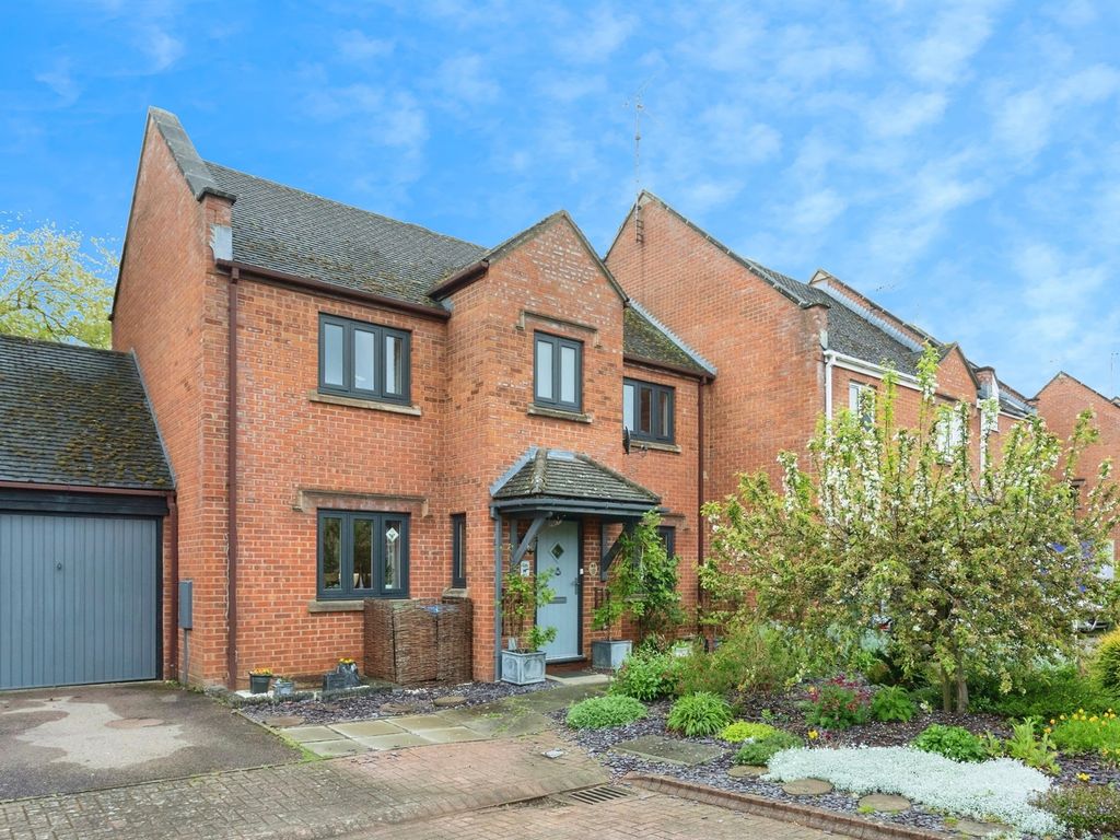 4 bed semidetached house for sale in Fishers Field, Buckingham MK18, £385,000 Zoopla