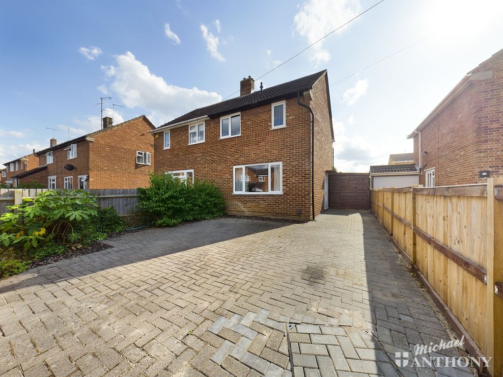 2 bed semidetached house for sale in Meadowcroft, Aylesbury HP19 Zoopla