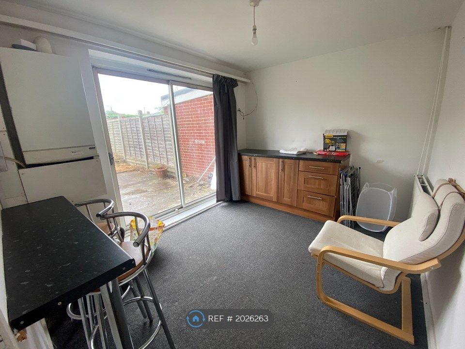 Room to rent in Northgate, Crawley RH10, £650 pcm Zoopla