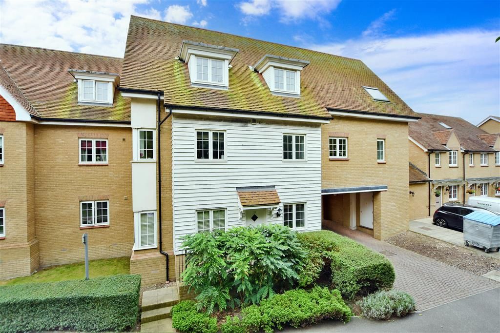 2 bed flat for sale in Lakeside Avenue, Faversham, Kent ME13, £159,000