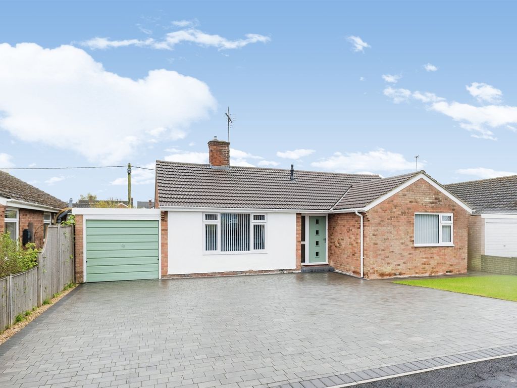 4 bed detached bungalow for sale in Selwyn Crescent, Radley, Abingdon