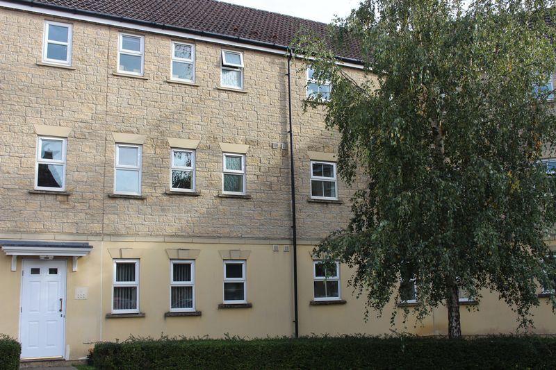 2 bed flat to rent in Kingfisher Court, Calne SN11, £725 pcm Zoopla