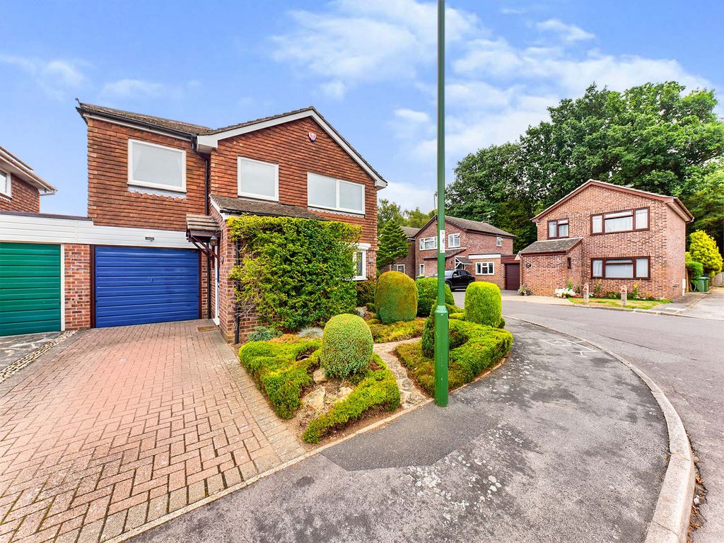 4 bed linkdetached house for sale in Falklands Drive, Horsham RH13